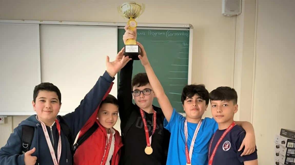 İlçemizde gerçekleştirilen Ortaokullar arası satranç turnuvasında birinci olan öğrencilerimizi tebrik ederiz.
